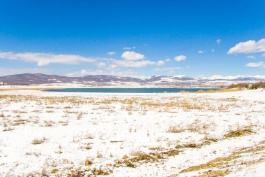 Kış manzarası ve manzarası, güneş ışığı ve kar Gürcistan 'da, dağ manzarası