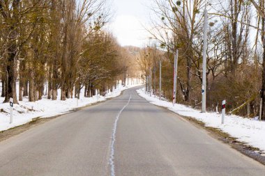 Otoyol ve yol manzarası ve manzarası, Georgia 'da kış karı ve güneş ışığı