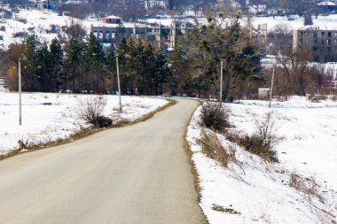 Otoyol ve yol manzarası ve manzarası, Georgia 'da kış karı ve güneş ışığı