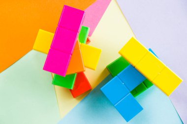 Renkli bulmaca küpleri arka plan, geometrik şekiller, tablo oyunu, çok renkli