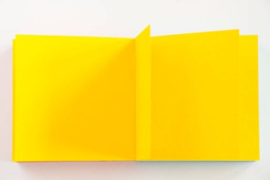 Sarı kağıt arkaplan, kağıt tahta ve metin için boş alan