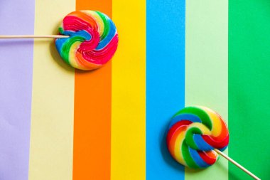 Renkli kağıt arkaplan, kağıt tahta ve geometrik şekiller, pastel renkli