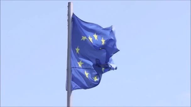 青い空に欧州連合の旗 星と青の色のビデオ ジョージア州トビリシでの風の強い天気の間に移動する旗の接近 — ストック動画