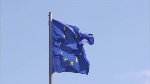 Video Bandera Unión Europea Estrellas Color Azul Cielo Azul Primer — Vídeos de Stock