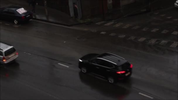 Edificio Arquitectura Joven Mojó Corrió Coches Que Conducen Calle Por — Vídeo de stock