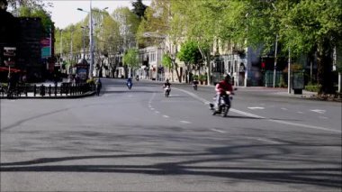 Tiflis şehri manzarası, binalar, insanlar ve ulaşım