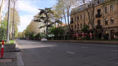 Tiflis şehri manzarası, binalar, insanlar ve ulaşım