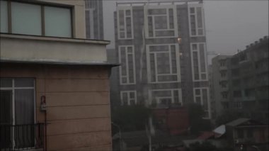 Tiflis şehri manzarası, binalar, insanlar ve ulaşım