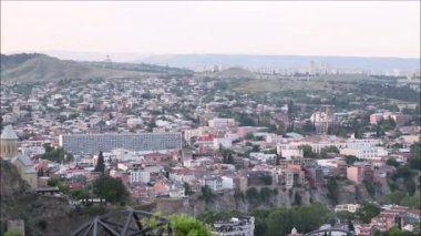 Tiflis şehri manzarası, hareket eden arabalar, ulaşım, insanlar. Eski ünlü mimari. Seyahat hedefi. 