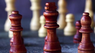 şah mat ahşap figürler, hareketli figürler ve satranç tahtası
