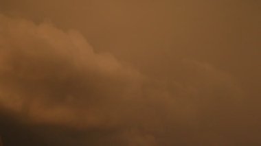 Bulutlar fırtınalı hava, dijital sinema arka planı, bulutlar ve gök gürültüsü arka planı.