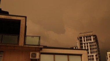 Bulutlar fırtınalı hava, dijital sinema arka planı, bulutlar ve gök gürültüsü arka planı.