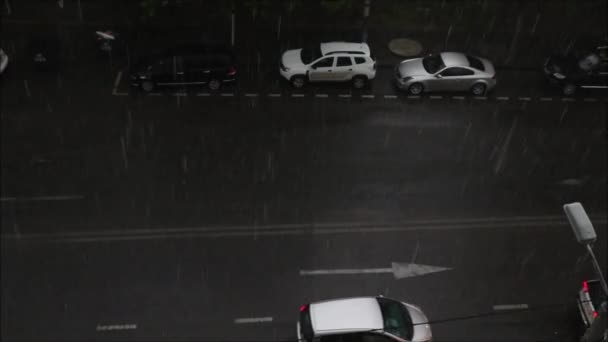 Coches Que Conducen Calle Por Noche Durante Día Lluvioso Tormenta — Vídeos de Stock