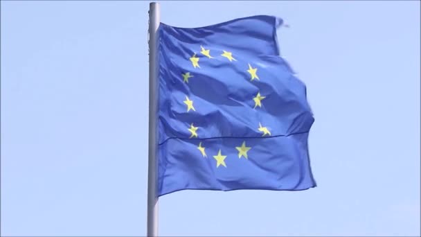 Bandera Unión Europea Estrellas Color Azul Cielo Azul Primer Plano — Vídeos de Stock