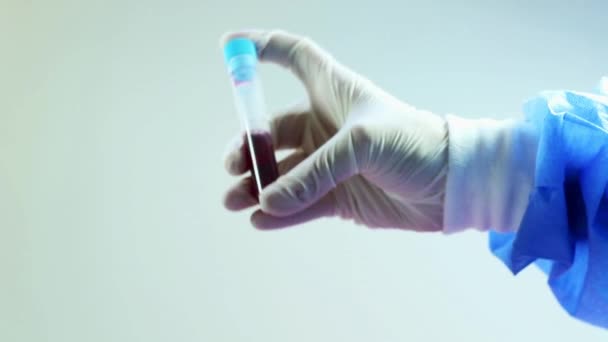 Krevní Test Plné Zkumavky Ruce Lékaře Rukavicí Bílém Pozadí Studio — Stock video
