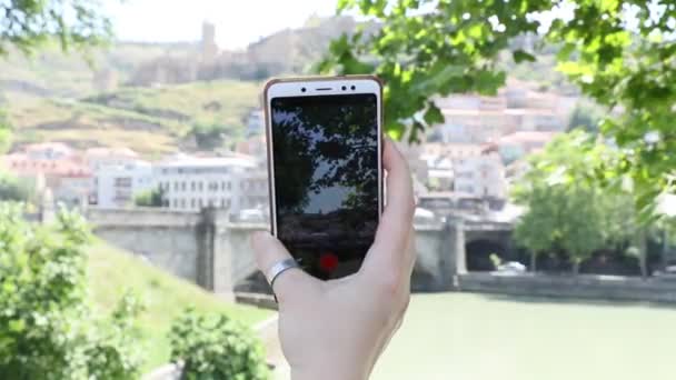 Giovane Donna Mano Telefono Cellulare Turista Prendere Video Del Centro — Video Stock