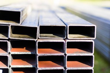 Demir yapı malzemesi yakın plan, demir ve imalat arka planı, metal plakalar.