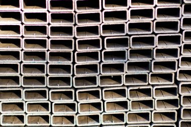 Demir yapı malzemesi yakın plan, demir ve imalat arka planı, metal plakalar.