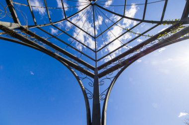 Tiflis 'teki mavi gökyüzü arka planındaki parkta demir ve metal yapı