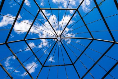 Tiflis 'teki mavi gökyüzü arka planındaki parkta demir ve metal yapı