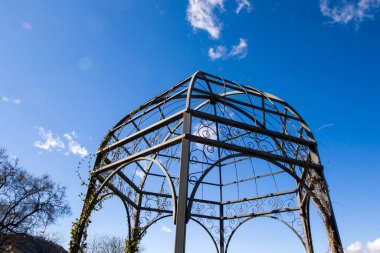 Tiflis 'teki mavi gökyüzü arka planındaki parkta demir ve metal yapı