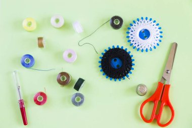 Dikiş seti, dikiş, iğne, testere ve diğer şeyler.