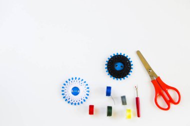 Dikiş seti, dikiş, iğne, testere ve diğer şeyler.