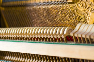 İçinde piyano enstrümanı, antika piyano ve eski mekanizma, yakın plan.