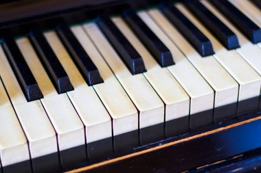 Piyano klavyesi, siyah beyaz tuş, yakın çekim ve makro, retro ve klasik piyano, müzik aleti
