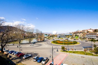 Tiflis, Gürcistan - 30 Mart 2021: Tiflis şehir manzarası ve şehir manzarası, Gürcistan 'ın başkenti, eski ünlü mimari ve bina