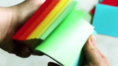 Kağıt tahtası, kalan ve sabit nesne, renkli kağıtlar, arkaplan, kağıt tahta ve geometrik şekiller, pastel renkli