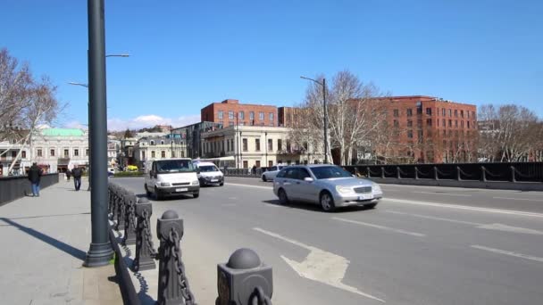 Tbilisi Vista Ciudad Paisaje Coches Movimiento Transporte Personas Antigua Arquitectura — Vídeos de Stock
