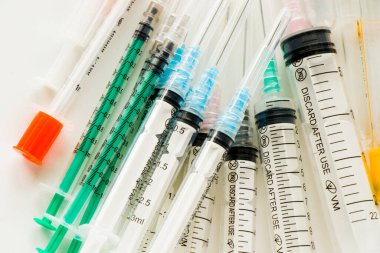 Tıbbi boş iğneler, beyaz arka planda büyük ve insülin iğneleri, iğne ve aşı seti