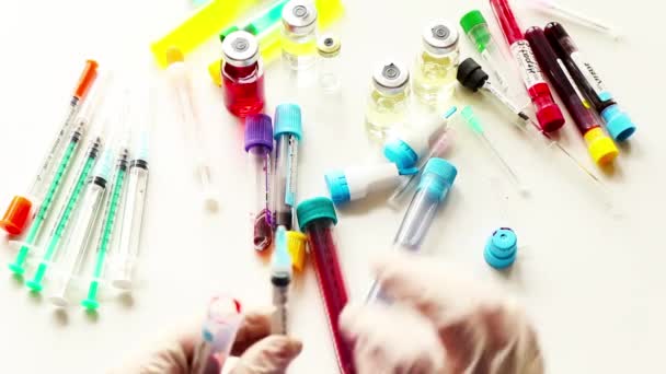 Kan Testi Örnekleri Tüp Kan Testi Için Iğne Eldivenli Doktorlar — Stok video