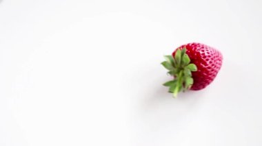 Çilekli, çiğ, gerçek çilekli. 