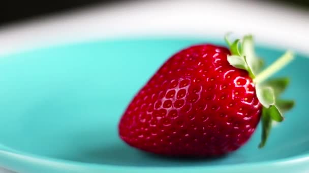 Φράουλα Ακατέργαστη Πραγματική Φράουλα Που Κινείται — Αρχείο Βίντεο