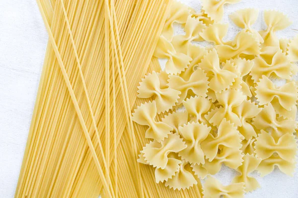 Suchy Surowy Makaron Farfalle Spaghetti Białym Tle Naturalne Światło — Zdjęcie stockowe