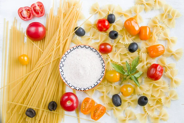 Pasta Ingrediënten Rauwe Pasta Kerstomaten Olijven Zout Basilicum Bladeren Witte — Stockfoto