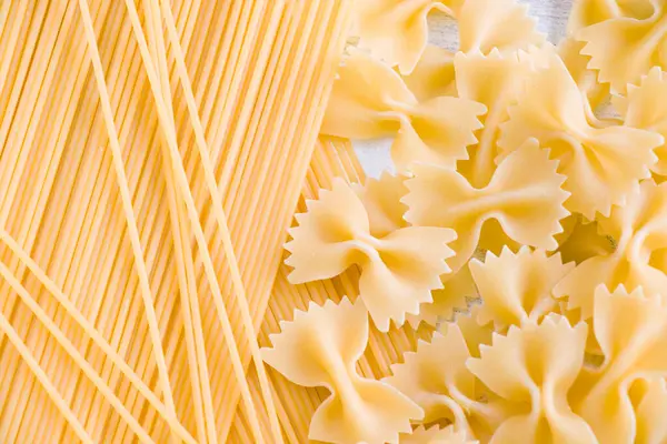 Droge Rauwe Pasta Farfalle Spaghetti Witte Achtergrond Natuurlijk Licht — Stockfoto