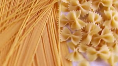 Beyaz arka planda çiğ makarna ve spagetti.