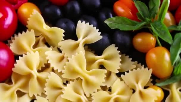Bahan Pasta Pasta Mentah Tomat Ceri Zaitun Dan Basil Daun — Stok Video
