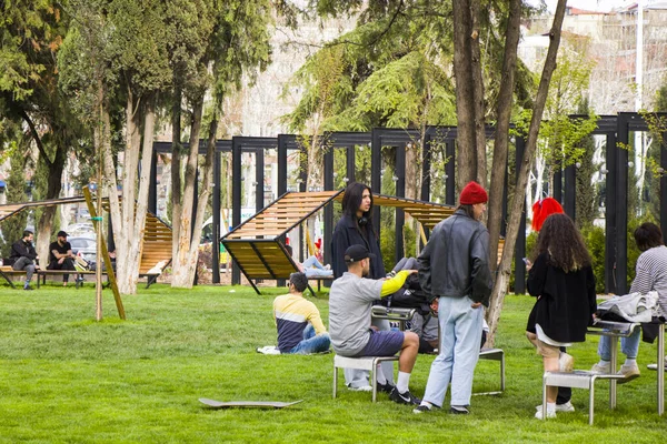 Tiflis Gürcistan Nisan 2021 Parktaki Insanlar Çimenler Ağaçlar Eğlence — Stok fotoğraf