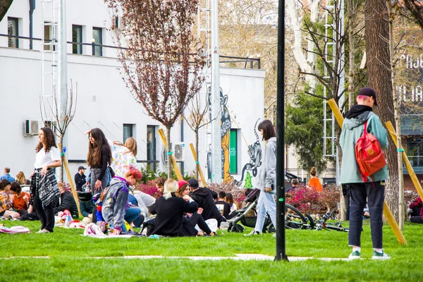 Tiflis Georgia Abril 2021 Gente Parque Pasto Árboles Recreación — Foto de Stock