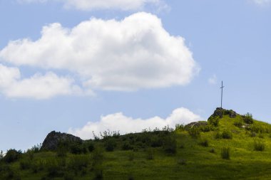 Yeşil vadi ve tarla, Georgia 'da ilkbahar manzarası.