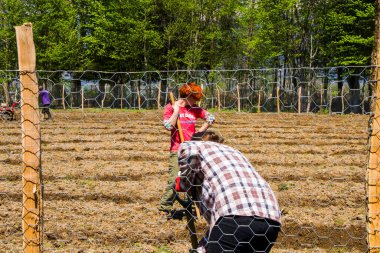 Georgia 'da tarımda çalışan bir kadın.