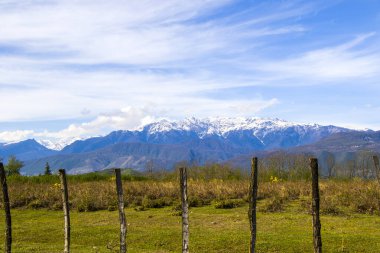 Samegrelo, Georgia 'daki Egrisi Dağı ve metal çitleri.