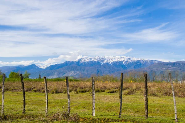 格鲁吉亚Samegrelo的金属围栏和Egrisi山区景观 — 图库照片