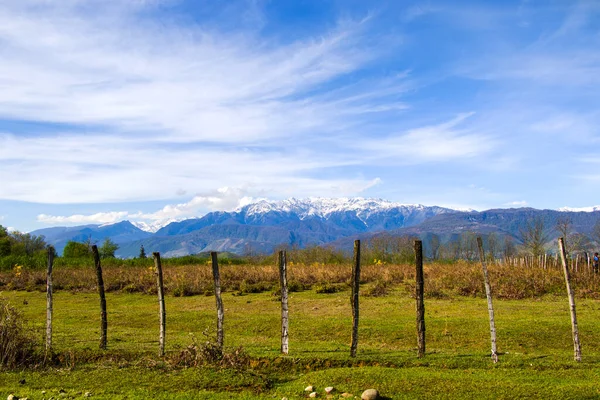 Μεταλλικός Φράχτης Και Ορεινό Τοπίο Αιγρίσι Στο Σαμεγκρέλο Της Γεωργίας — Φωτογραφία Αρχείου