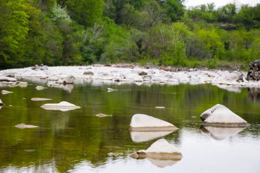 Yeşil nehrin manzarası ve manzarası. Nehir Martvili, Samegrelo 'da. Yeşil nehrin manzarası.