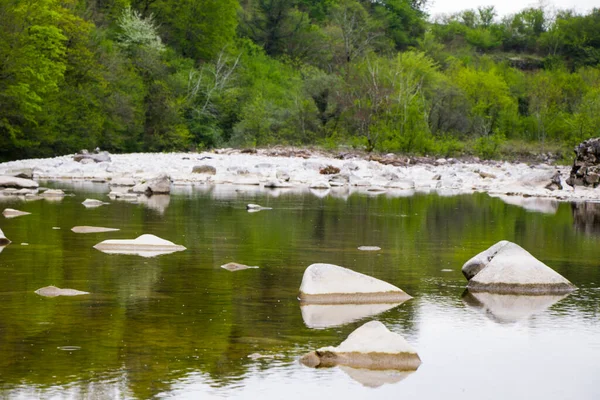 Yeşil nehrin manzarası ve manzarası. Nehir Martvili, Samegrelo 'da. Yeşil nehrin manzarası.